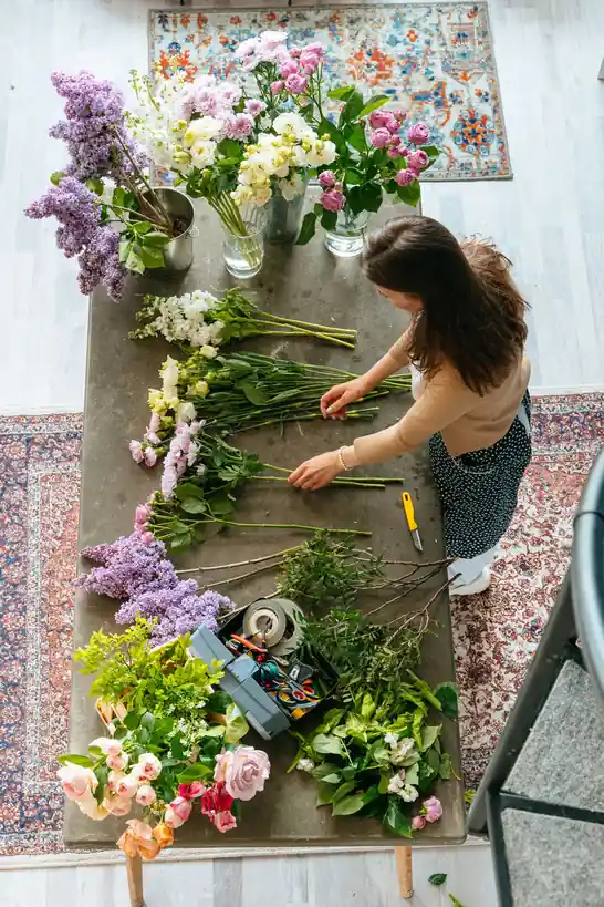 Snowlilac Workshop delovni prostor s svežimi cvetličnimi aranžmaji