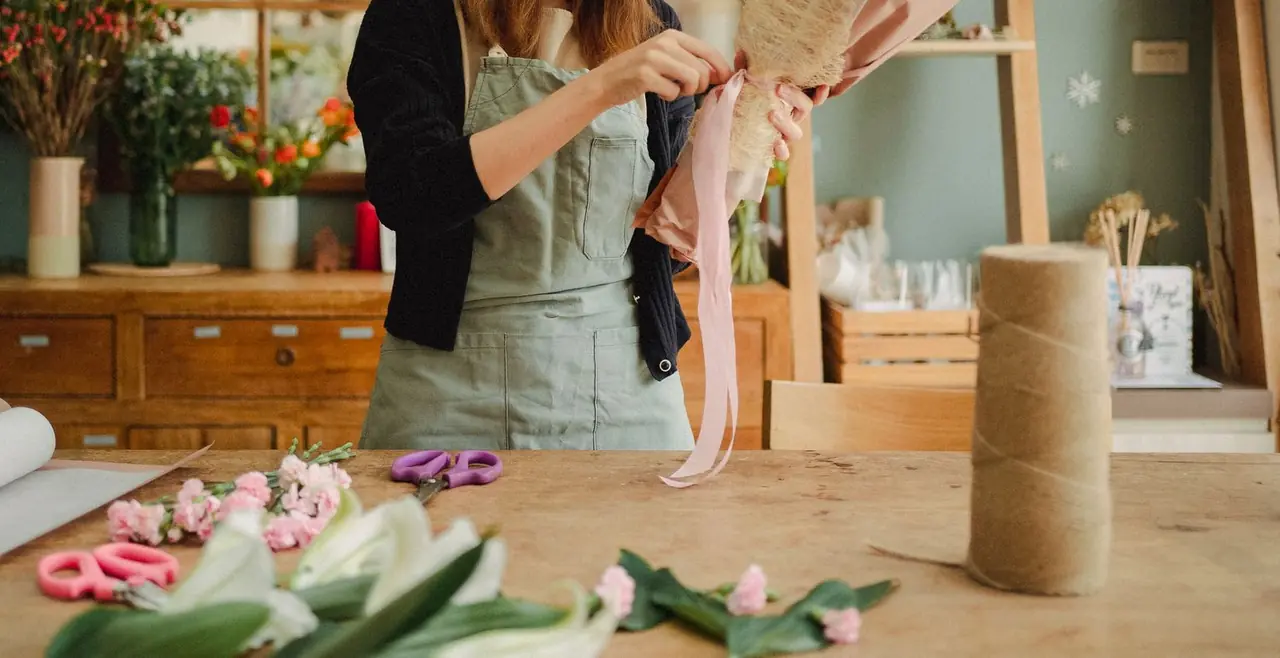 Floristka pri delu v Snowlilac Workshop